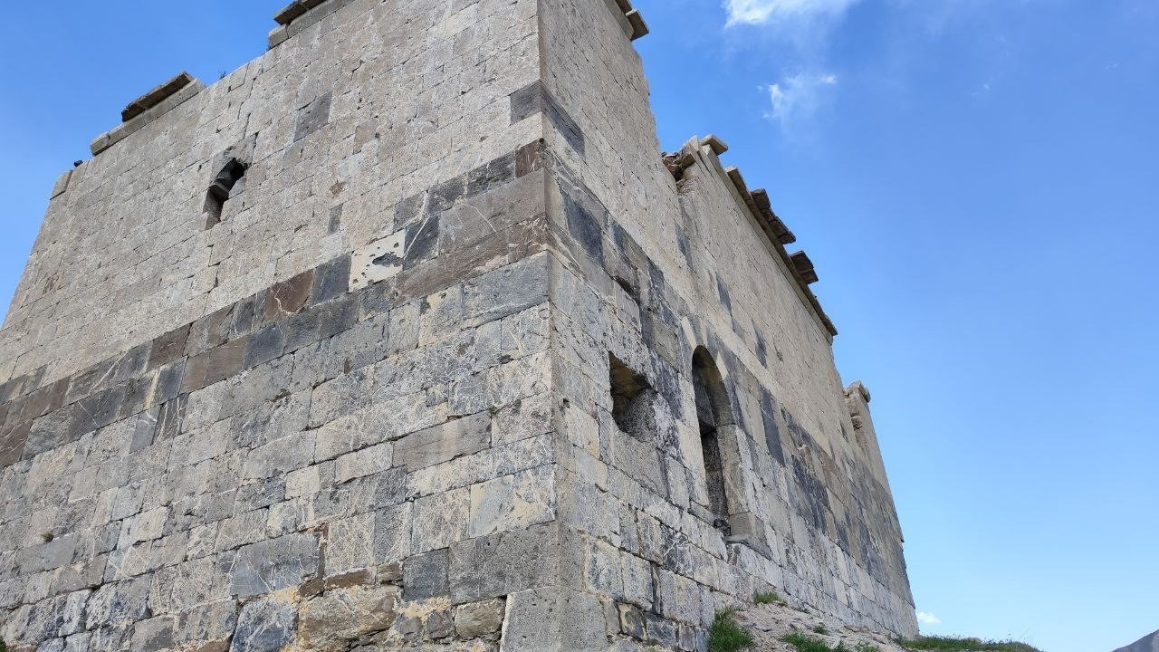 Dağcılar Hakkari’nin tarihi köyünü gezdi