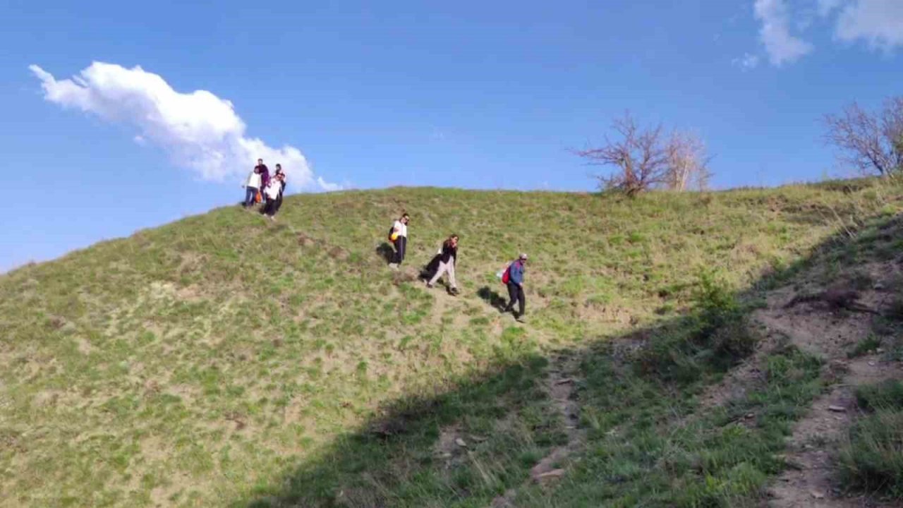 Dağcılar Hakkari’nin tarihi köyünü gezdi