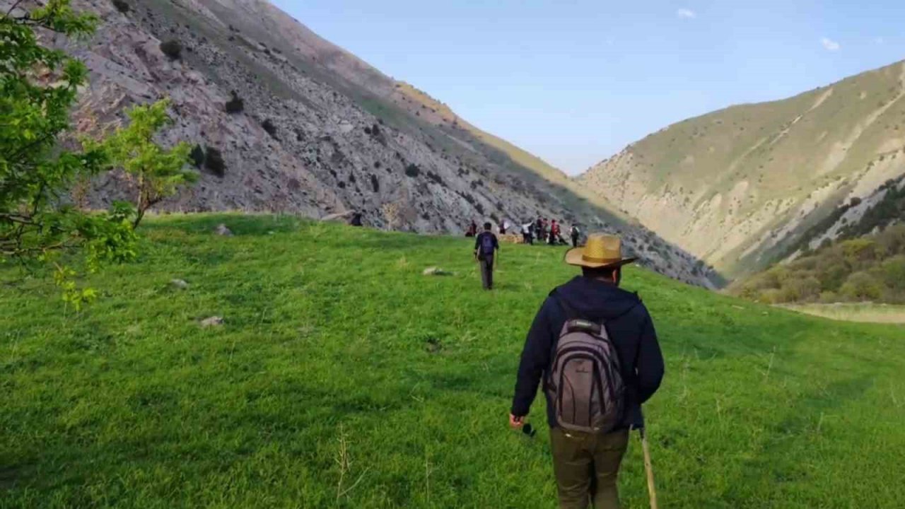 Dağcılar Hakkari’nin tarihi köyünü gezdi