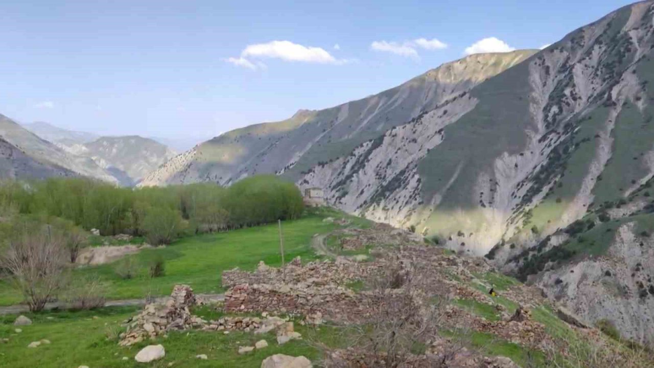 Dağcılar Hakkari’nin tarihi köyünü gezdi