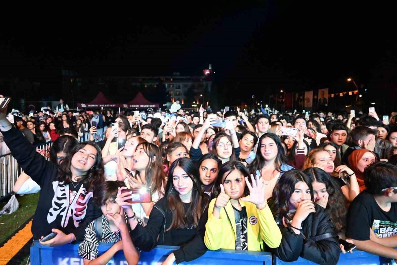 Ünlü rock grubu Gripin Kemer’de konser verdi