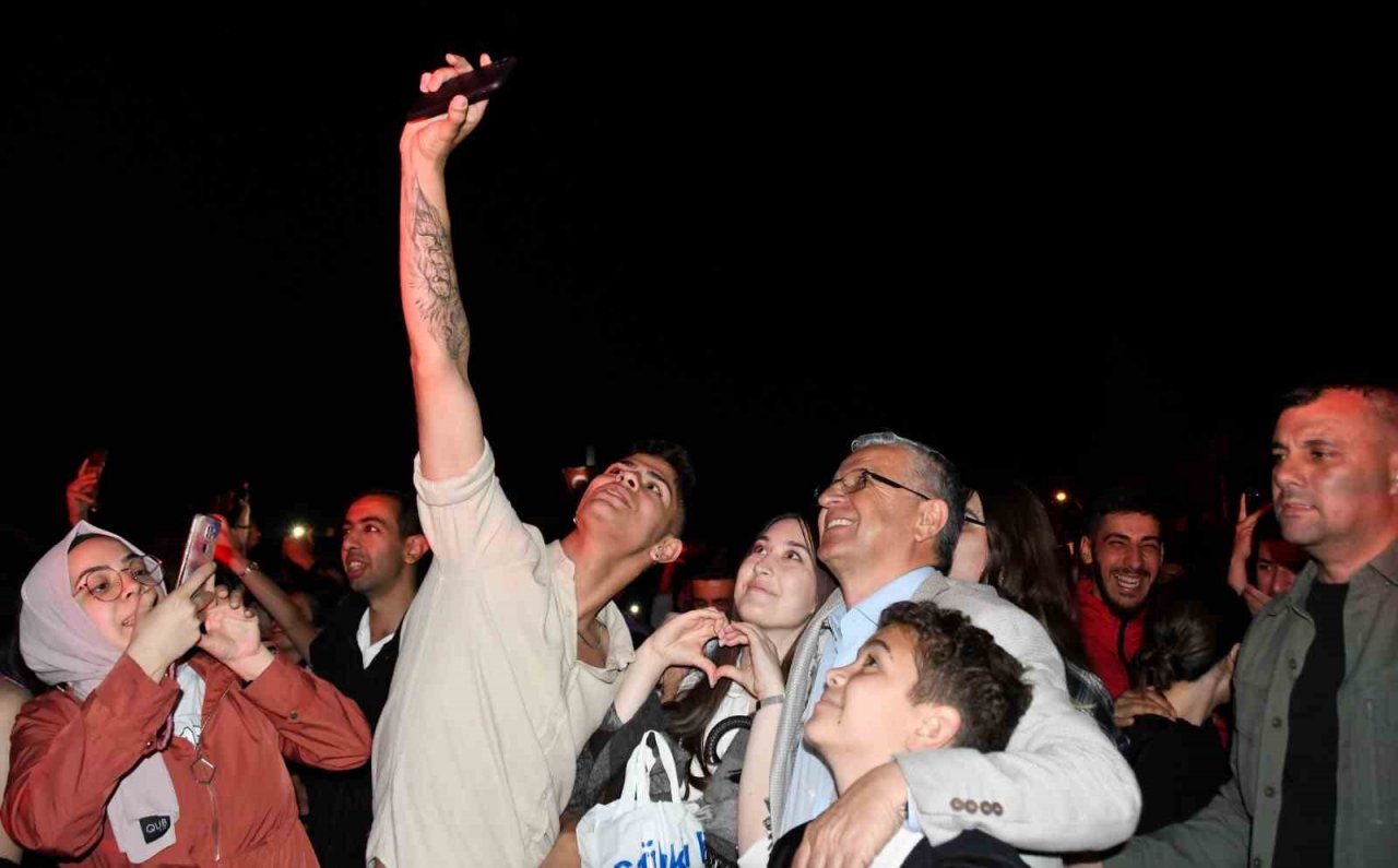 Ünlü rock grubu Gripin Kemer’de konser verdi