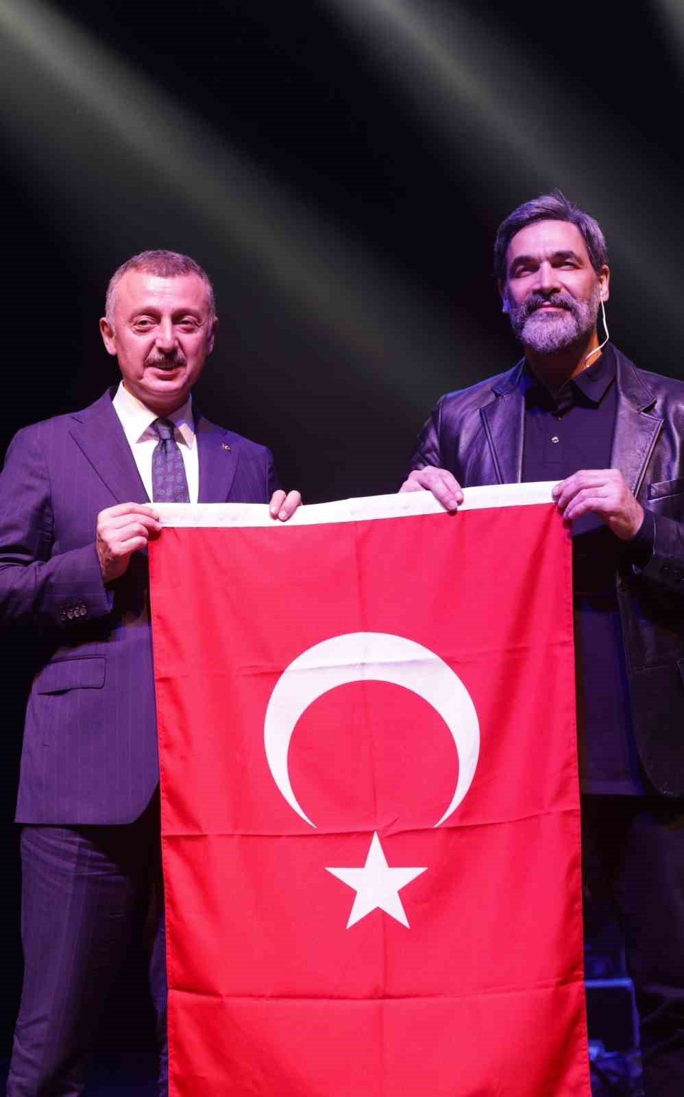 Kocaeliler Uğur Işılak’la muhteşem bir gece yaşadı