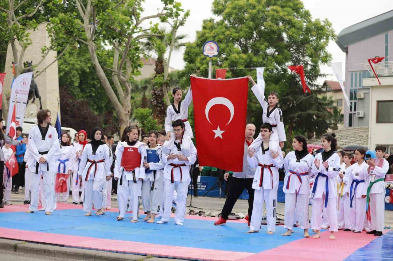 120 metrelik Türk bayrağı elden ele taşındı