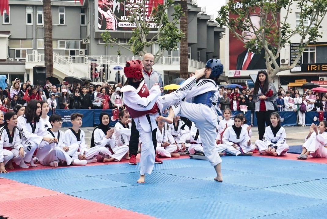 120 metrelik Türk bayrağı elden ele taşındı