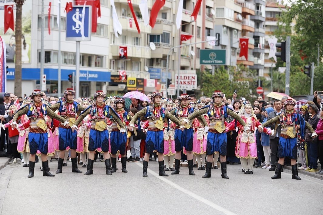 120 metrelik Türk bayrağı elden ele taşındı