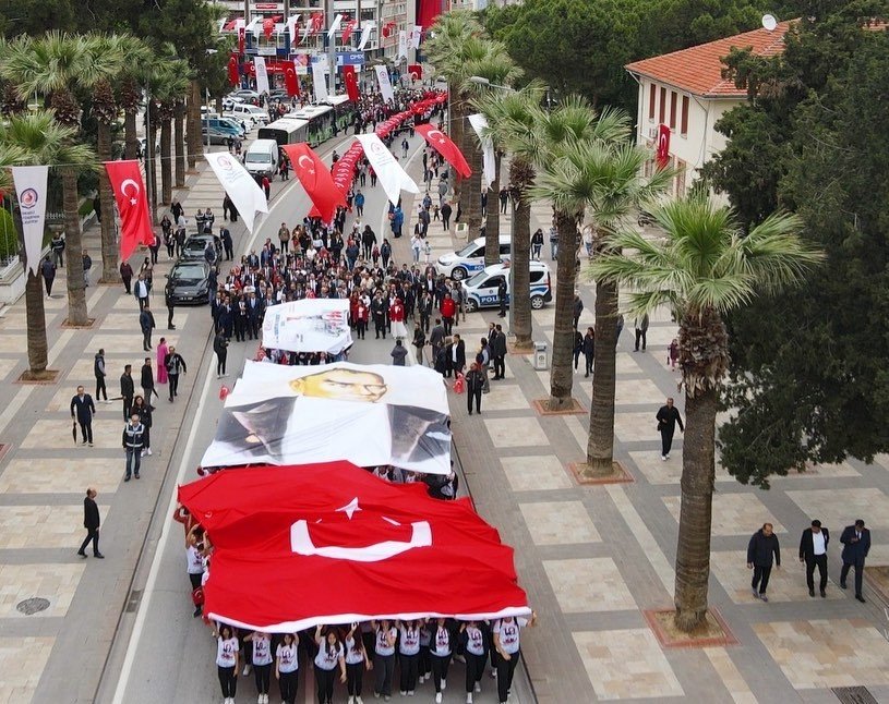 120 metrelik Türk bayrağı elden ele taşındı