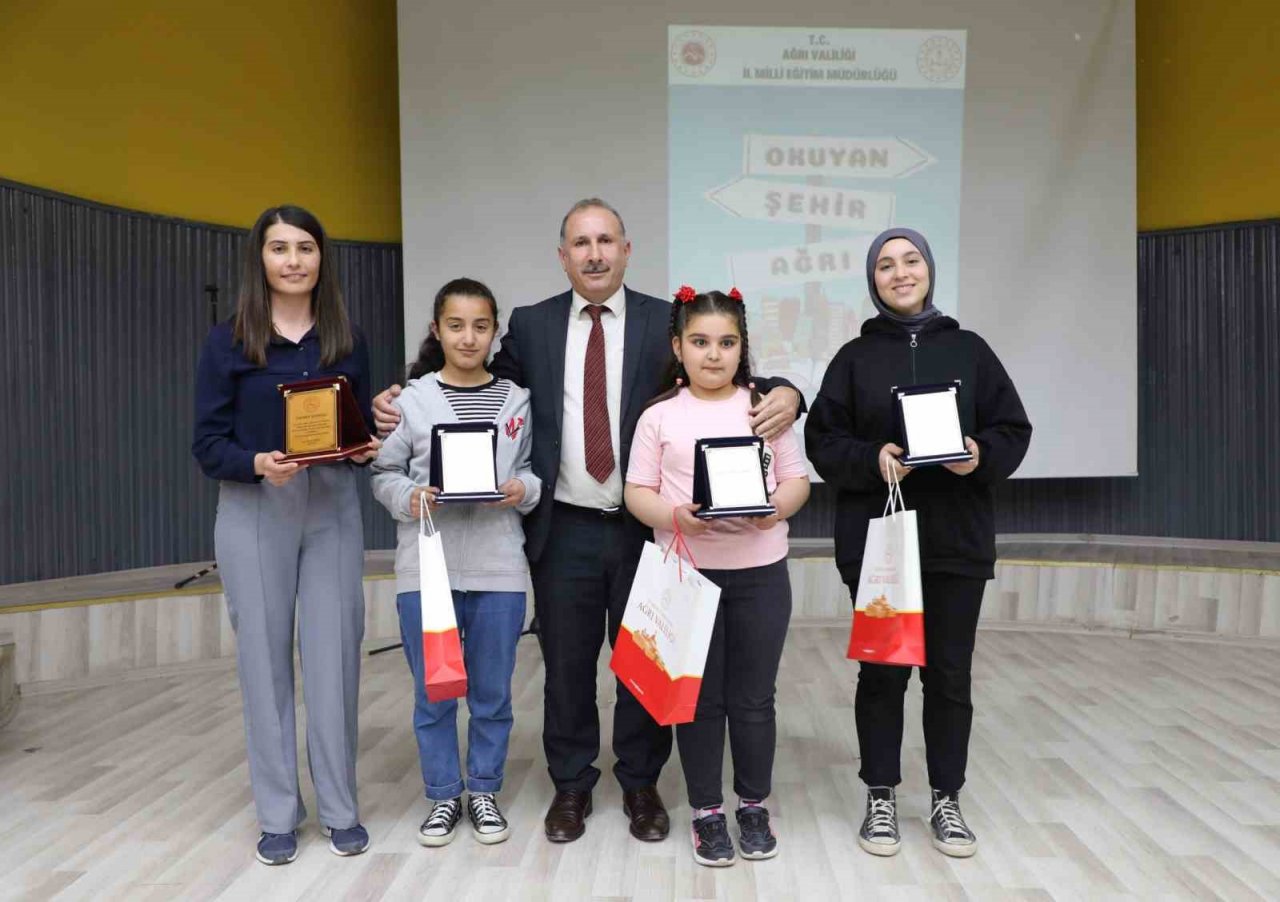 Ağrı’da en çok kitap okunan okullar ve en çok kitap okuyan öğrencilere ödülleri verildi