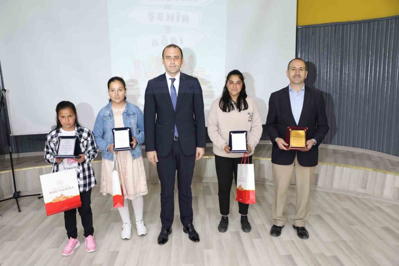 Ağrı’da en çok kitap okunan okullar ve en çok kitap okuyan öğrencilere ödülleri verildi