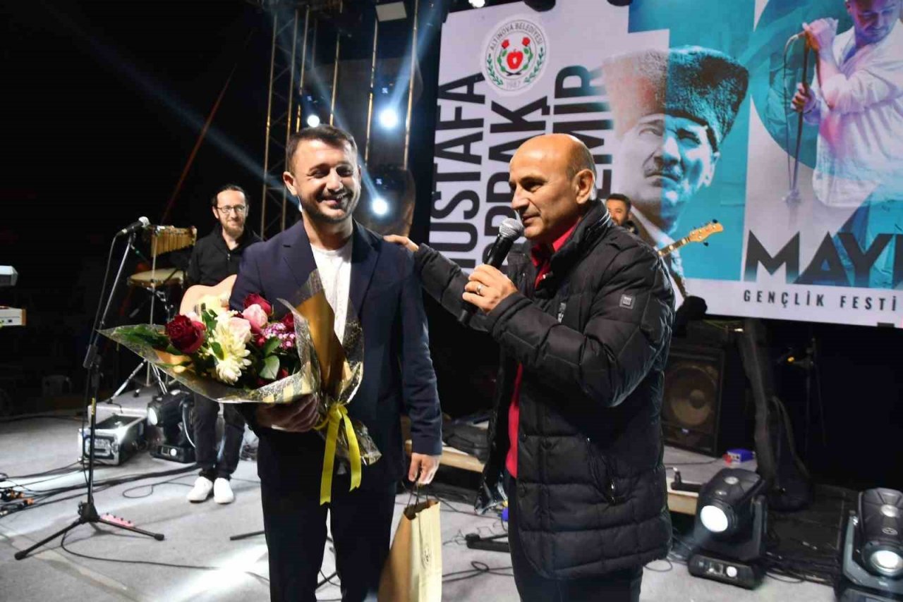 Altınova Gençlik Festivali Mustafa Özdemir ve Ece Mumay konserleriyle başladı