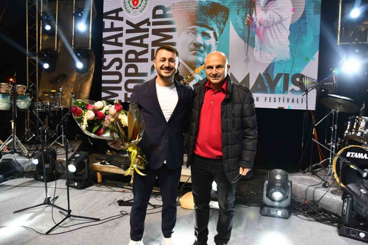 Altınova Gençlik Festivali Mustafa Özdemir ve Ece Mumay konserleriyle başladı