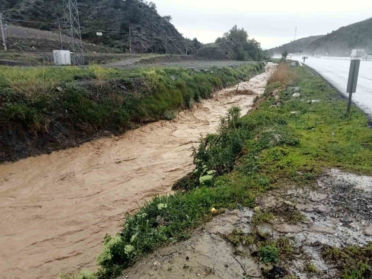 Ankara’da şiddetli yağış sürücülere ve vatandaşlara zor anlar yaşattı