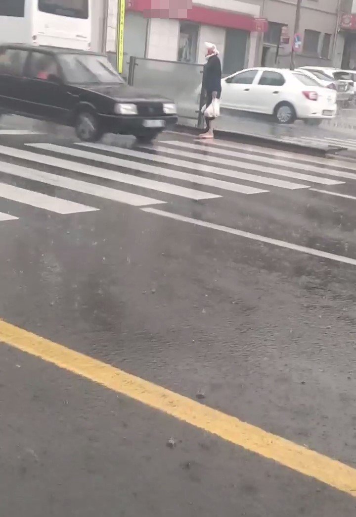 Ankara’da şiddetli yağış sürücülere ve vatandaşlara zor anlar yaşattı