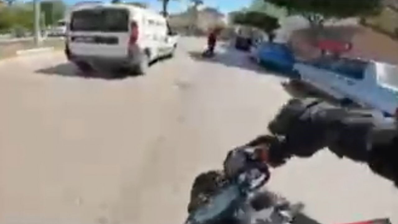 Motosiklet sürücüsü yayalara çarpmamak için kendini feda etti