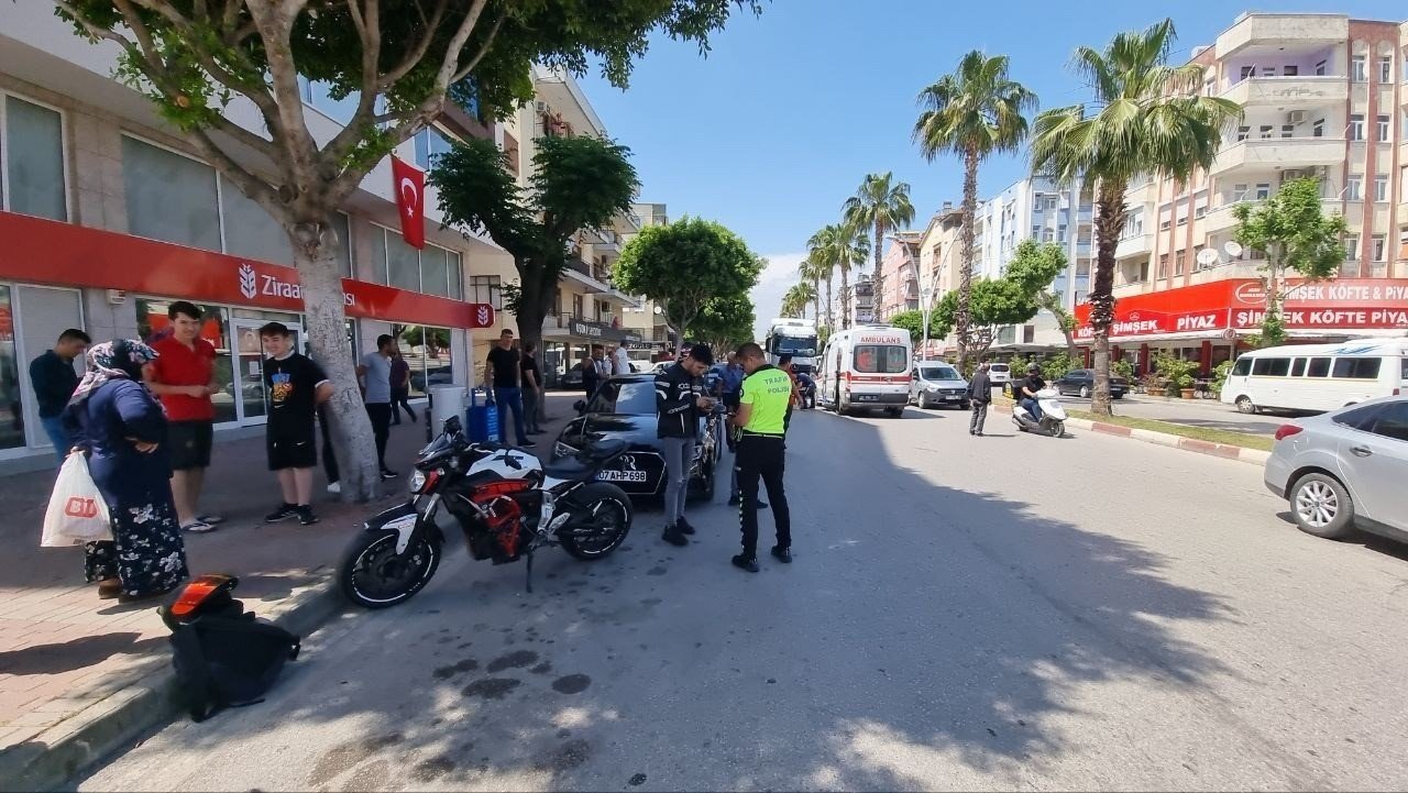 Motosiklet sürücüsü yayalara çarpmamak için kendini feda etti