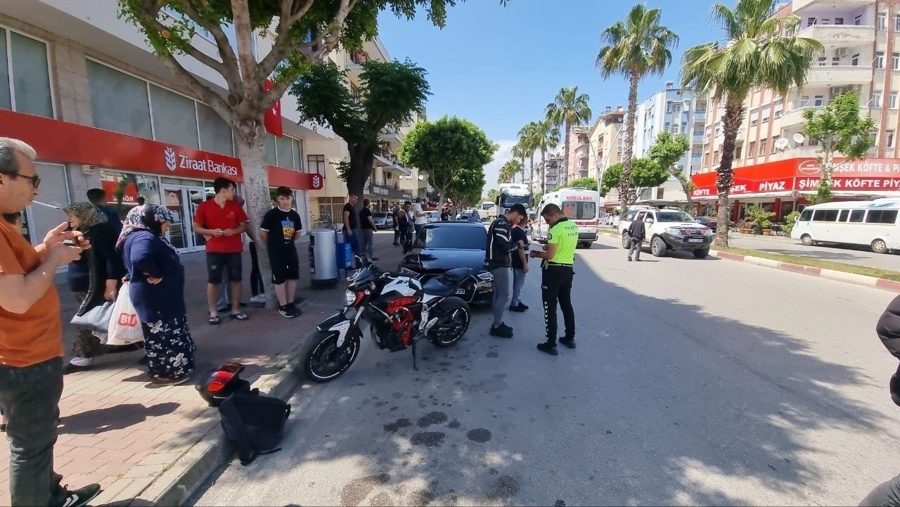 Motosiklet sürücüsü yayalara çarpmamak için kendini feda etti