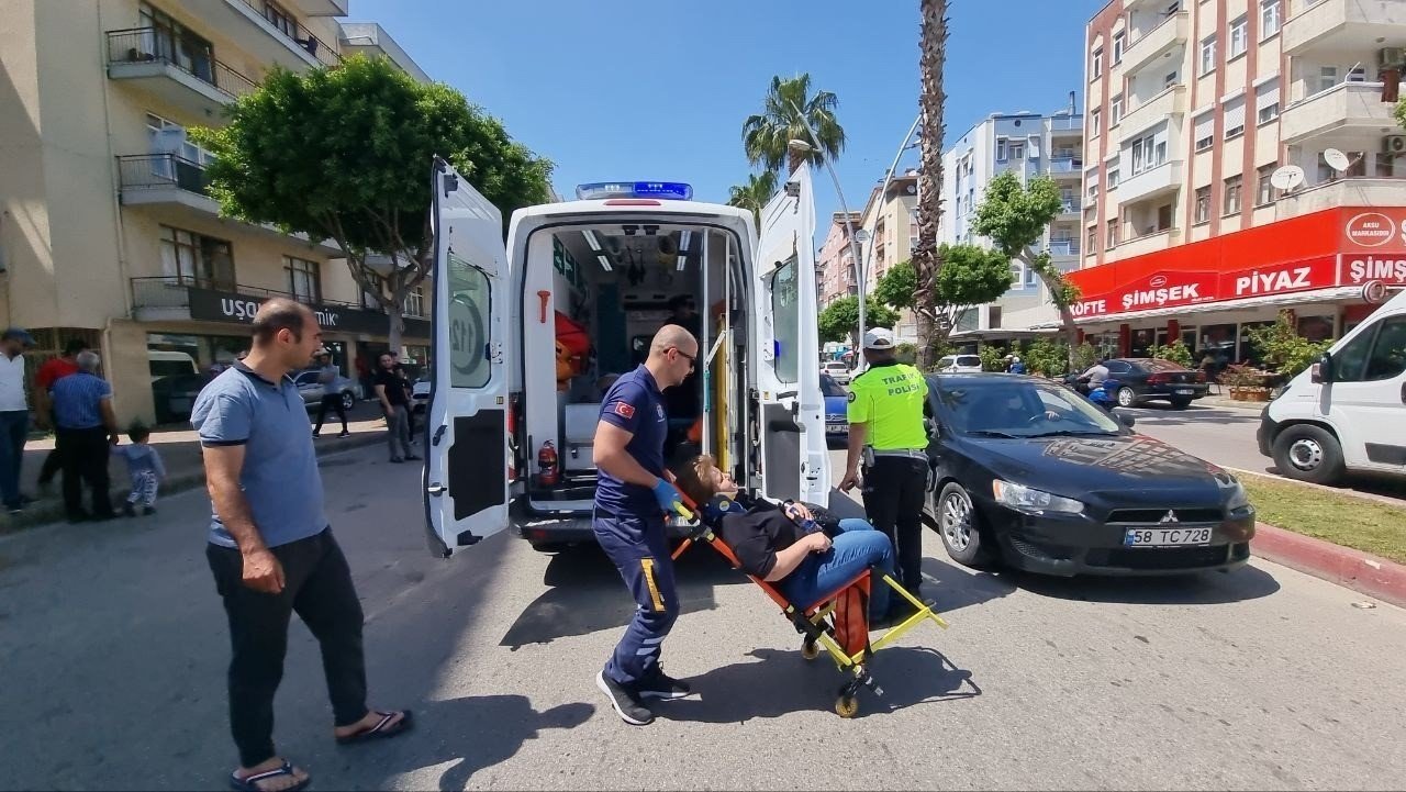 Motosiklet sürücüsü yayalara çarpmamak için kendini feda etti