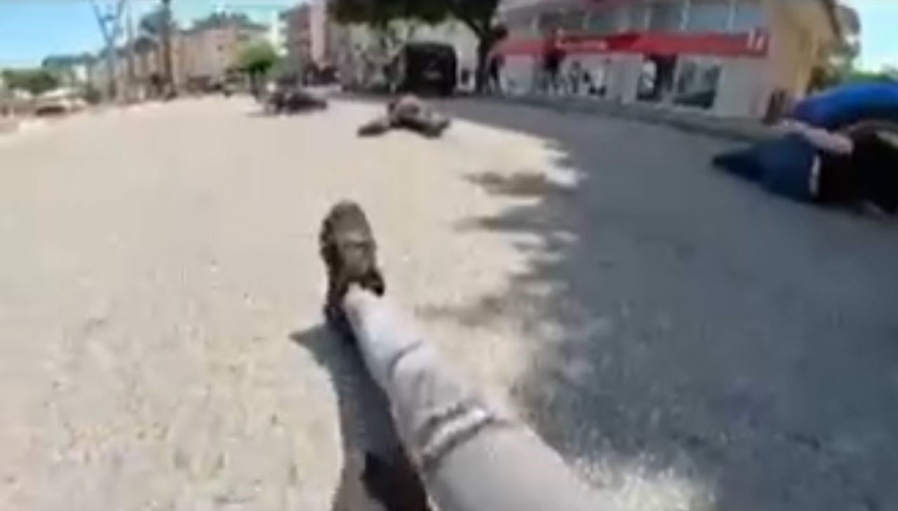 Motosiklet sürücüsü yayalara çarpmamak için kendini feda etti