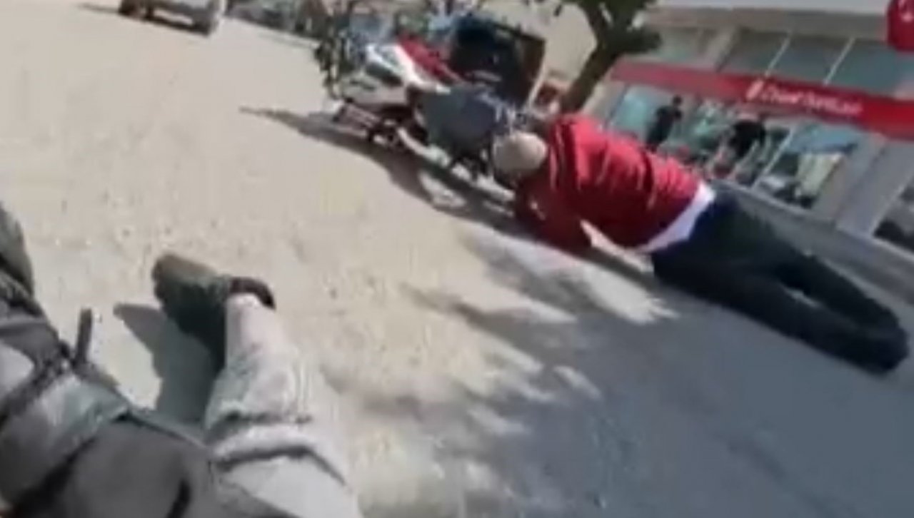 Motosiklet sürücüsü yayalara çarpmamak için kendini feda etti