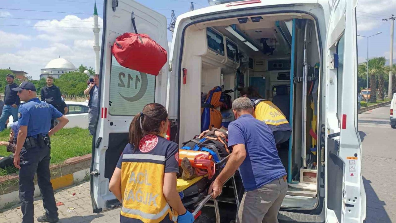 Tarım işçilerine taşıyan minibüs ile kamyonet çarpıştı: 9 yaralı