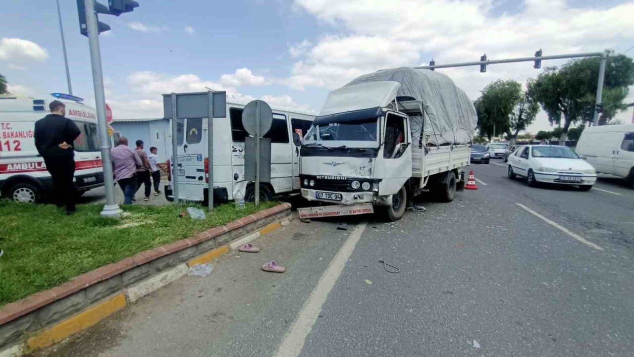 Tarım işçilerine taşıyan minibüs ile kamyonet çarpıştı: 9 yaralı