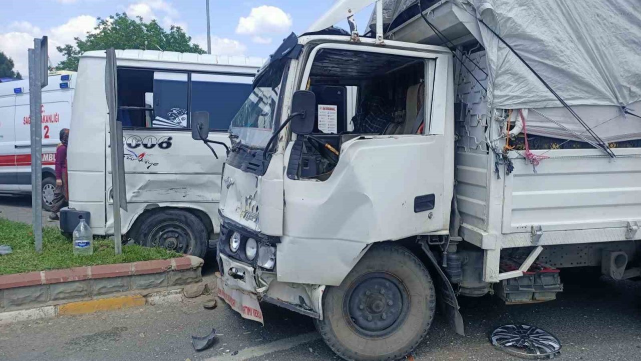 Tarım işçilerine taşıyan minibüs ile kamyonet çarpıştı: 9 yaralı