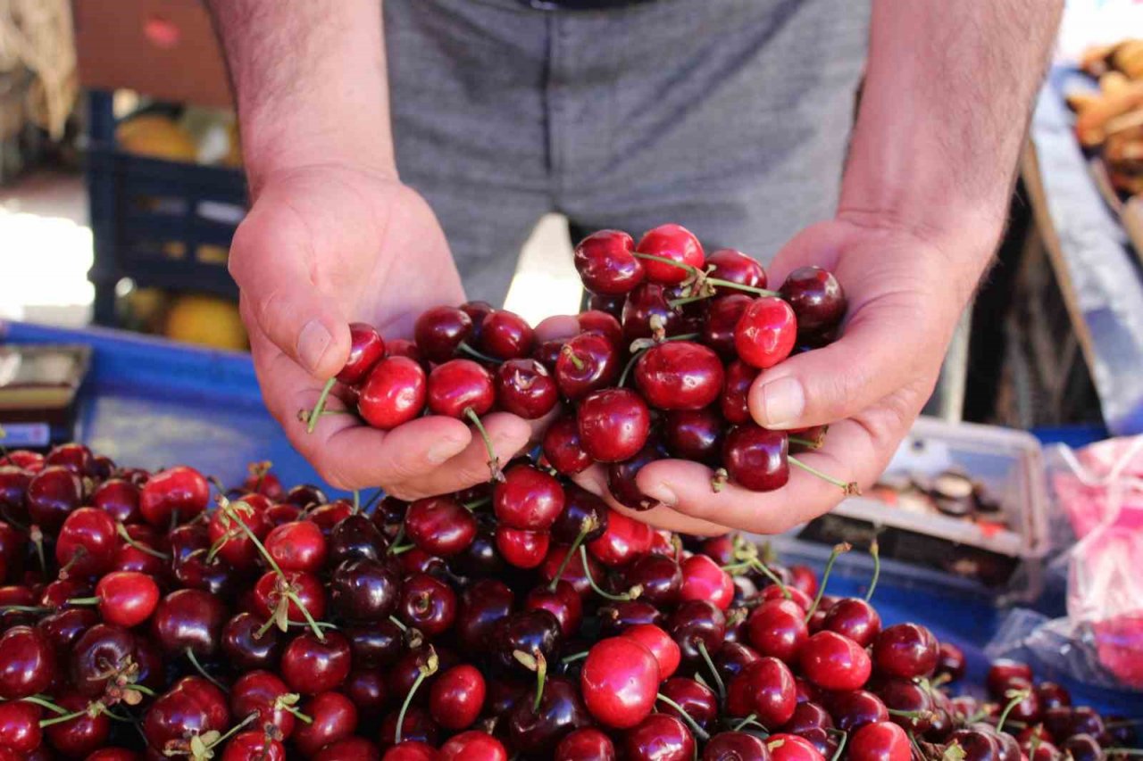 Aydın’da pazar tezgahları kırmızıya boyandı
