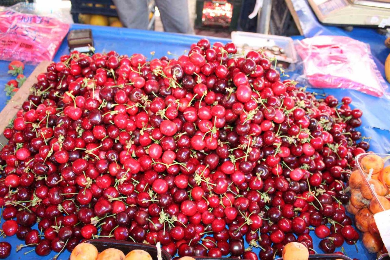 Aydın’da pazar tezgahları kırmızıya boyandı