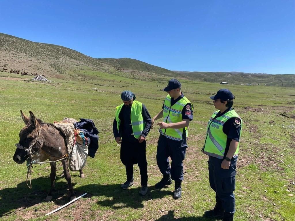 Bingöl’de çobanlara reflektif yelekler giydirildi