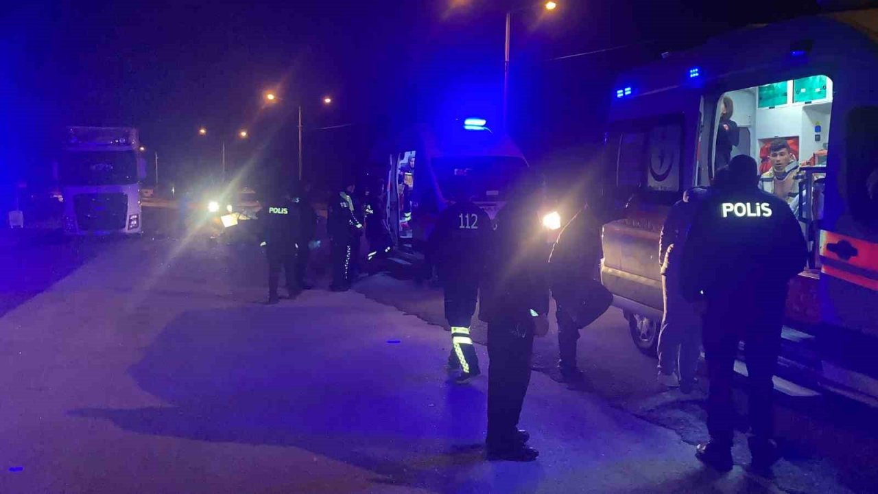 Alkollü ve ehliyetsiz sürücü yol kenarında duran tıra çarptı: 3 yaralı