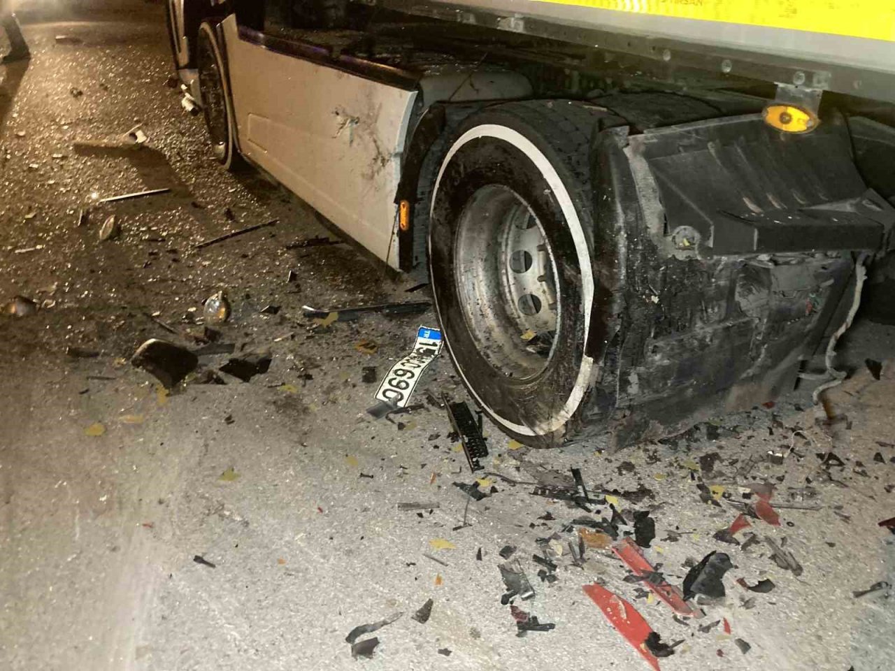 Alkollü ve ehliyetsiz sürücü yol kenarında duran tıra çarptı: 3 yaralı