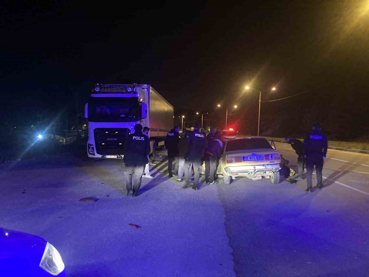 Alkollü ve ehliyetsiz sürücü yol kenarında duran tıra çarptı: 3 yaralı