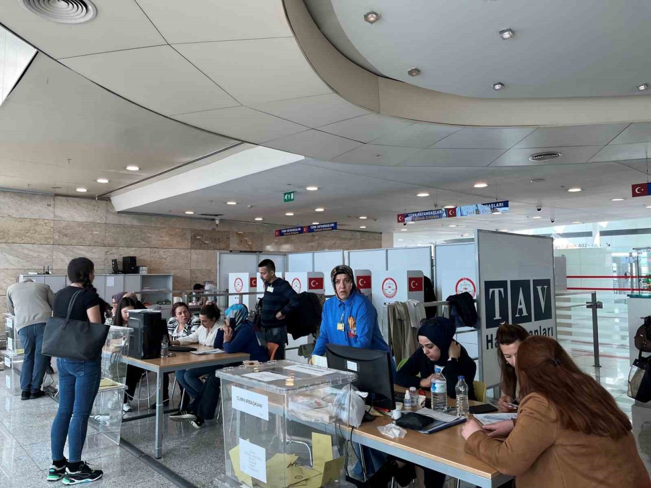 Yurt dışında ve gümrük kapılarında ikinci tur seçimleri için oy verme işlemi başladı