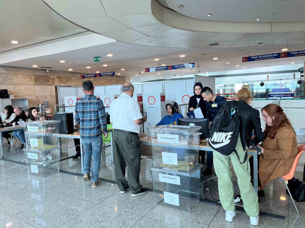 Yurt dışında ve gümrük kapılarında ikinci tur seçimleri için oy verme işlemi başladı
