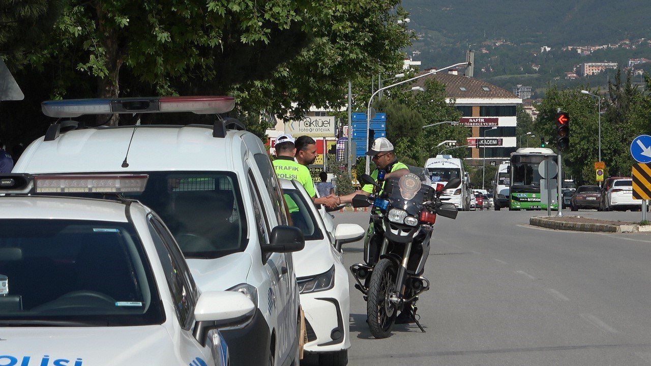 5 yerinden bıçaklanan taksicinin meslektaşları kontak kapattı