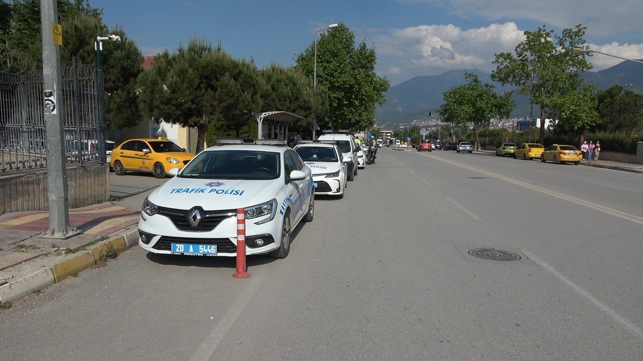 5 yerinden bıçaklanan taksicinin meslektaşları kontak kapattı