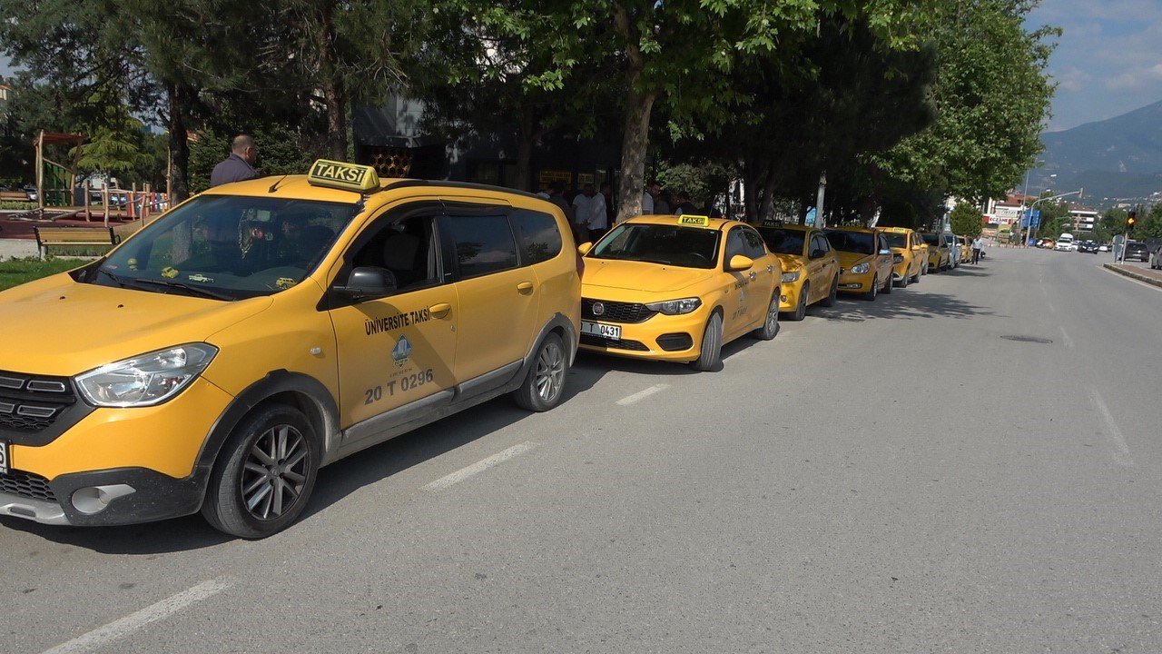 5 yerinden bıçaklanan taksicinin meslektaşları kontak kapattı