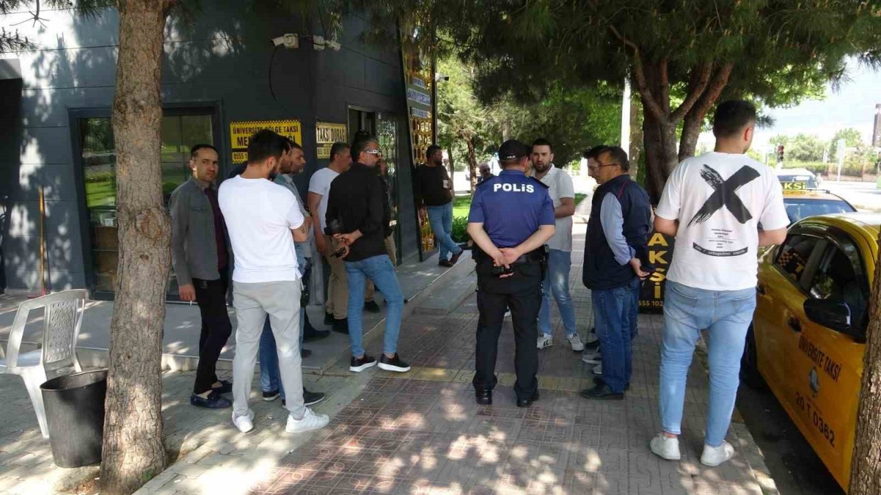 5 yerinden bıçaklanan taksicinin meslektaşları kontak kapattı