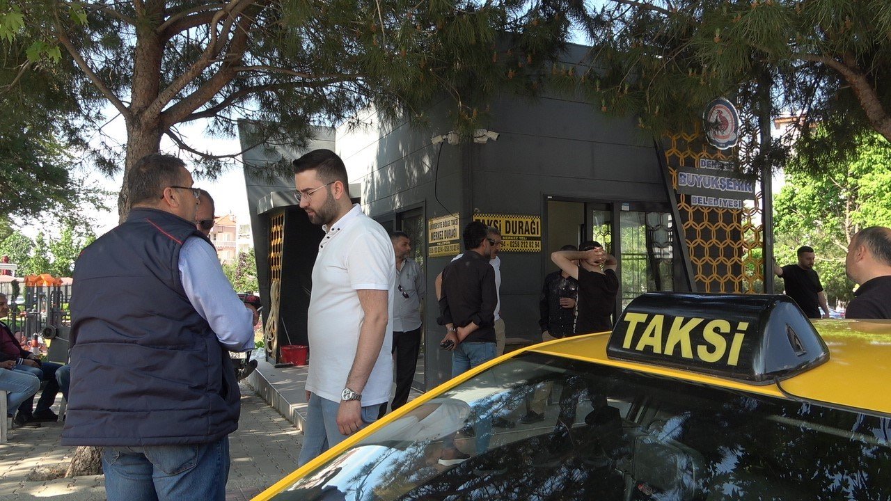 5 yerinden bıçaklanan taksicinin meslektaşları kontak kapattı