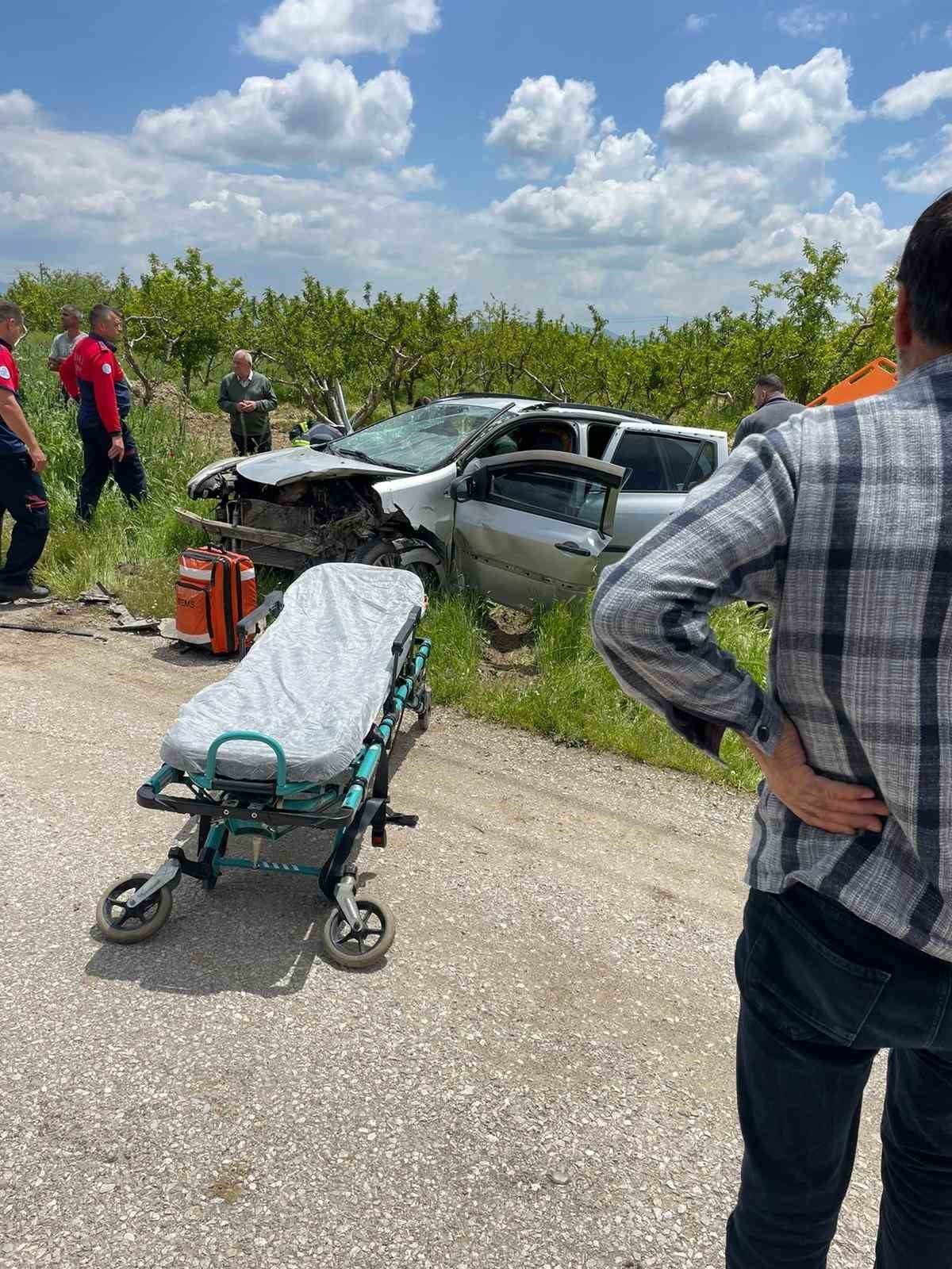 İki araç kafa kafaya çarpıştı: 1 ölü, 4 yaralı