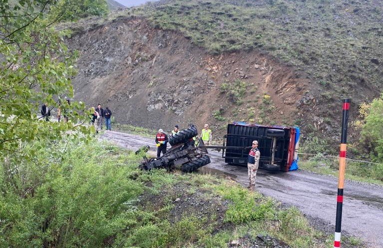 Traktörün altında kalan sürücü hayatını kaybetti