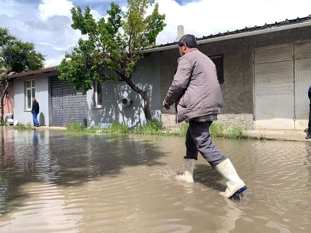 Bu dükkânları her yağmurda su basıyor