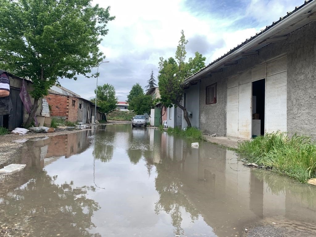 Bu dükkânları her yağmurda su basıyor