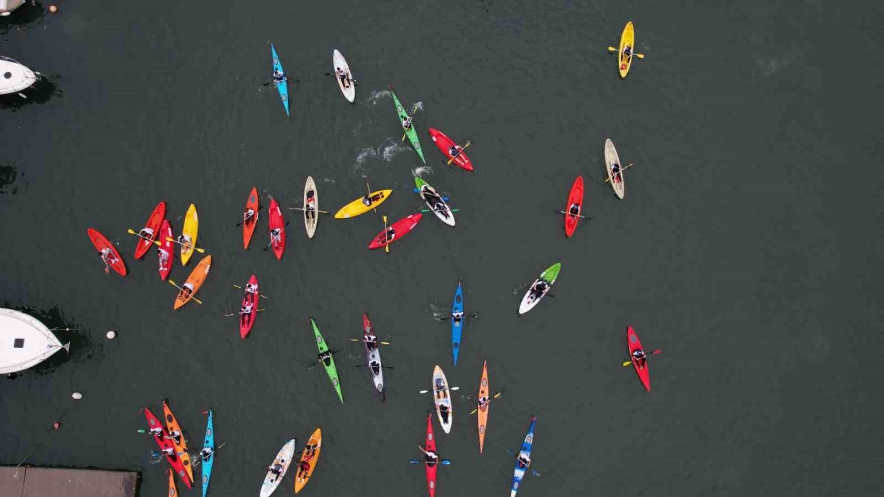 Fatih Belediyesi, 80 tekne 150 sporcu katılımı ile 19 Mayıs geçit töreni düzenledi