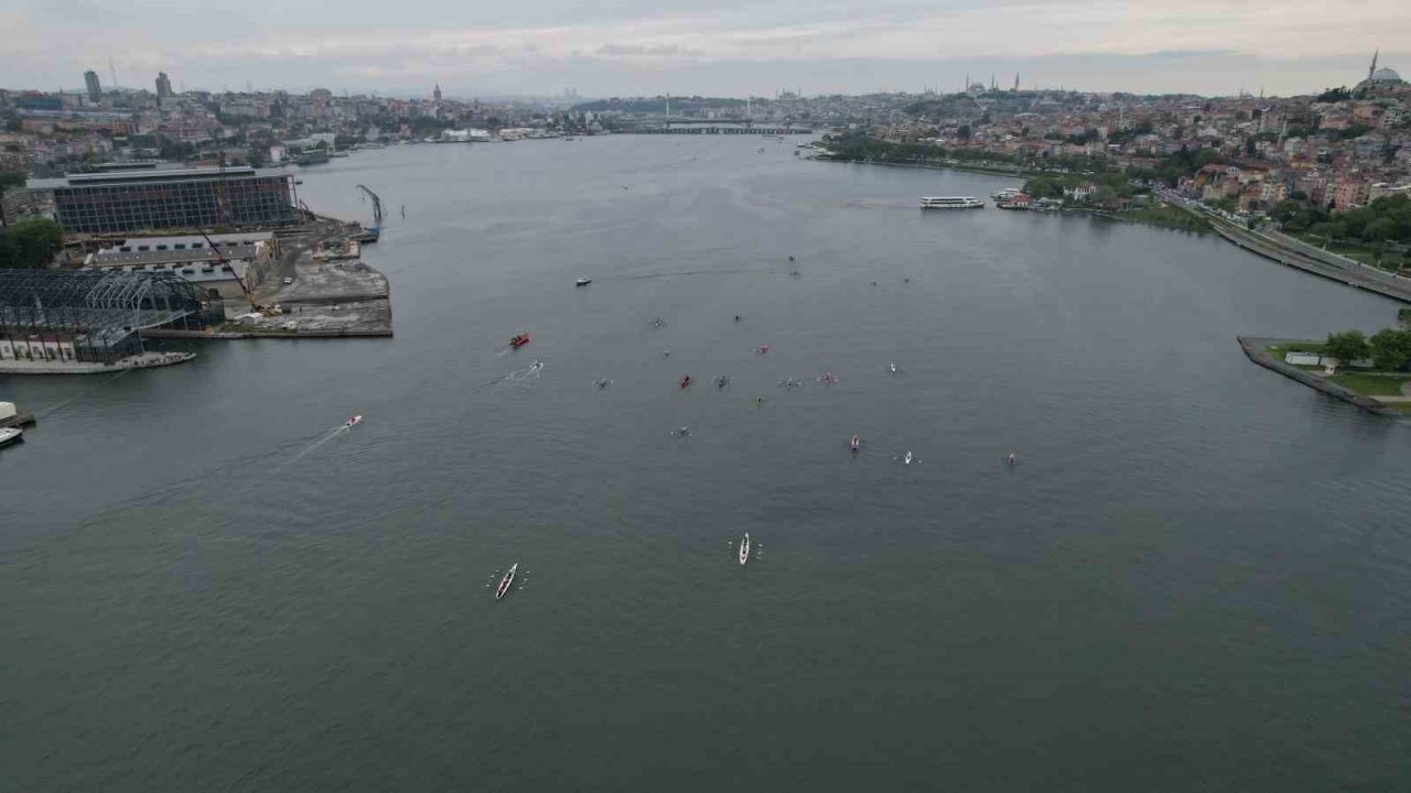 Fatih Belediyesi, 80 tekne 150 sporcu katılımı ile 19 Mayıs geçit töreni düzenledi