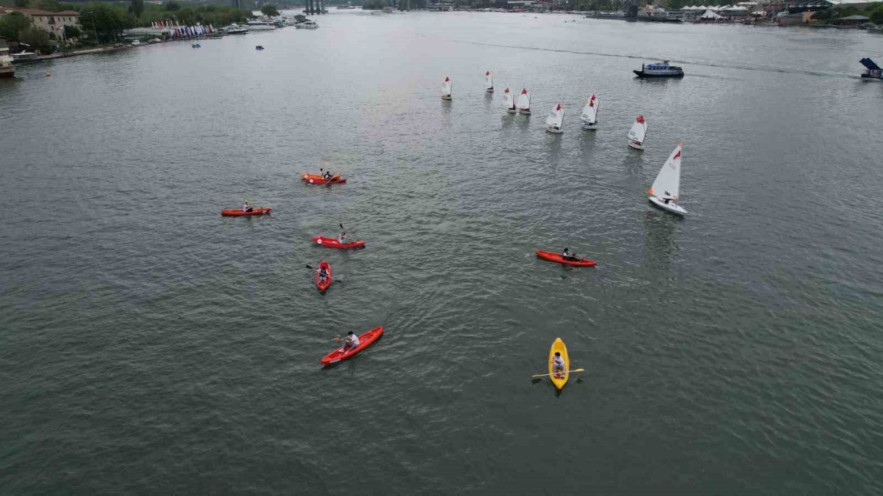 Fatih Belediyesi, 80 tekne 150 sporcu katılımı ile 19 Mayıs geçit töreni düzenledi