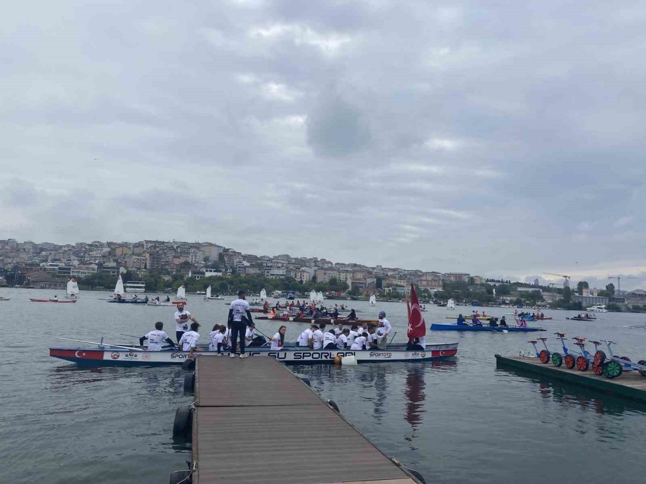 Fatih Belediyesi, 80 tekne 150 sporcu katılımı ile 19 Mayıs geçit töreni düzenledi