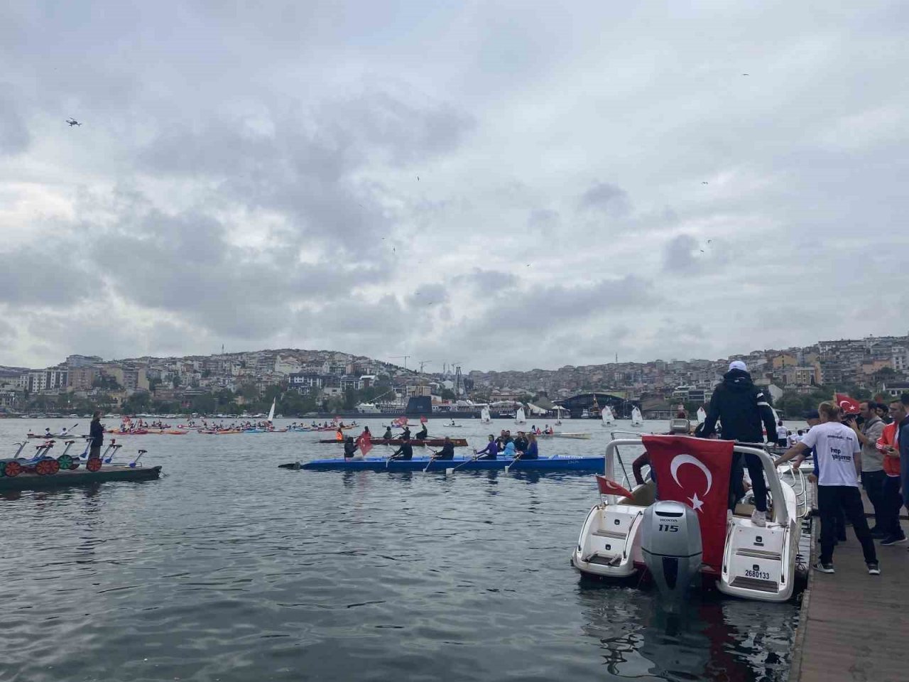 Fatih Belediyesi, 80 tekne 150 sporcu katılımı ile 19 Mayıs geçit töreni düzenledi