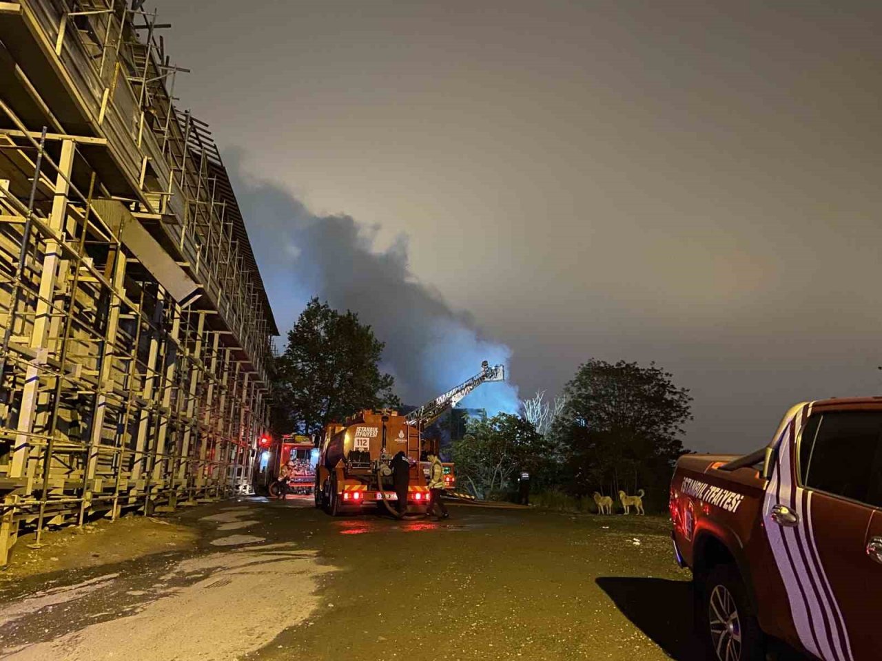 Fatih’te evsizlerin yaşadığı 2 katlı metruk binada yangın