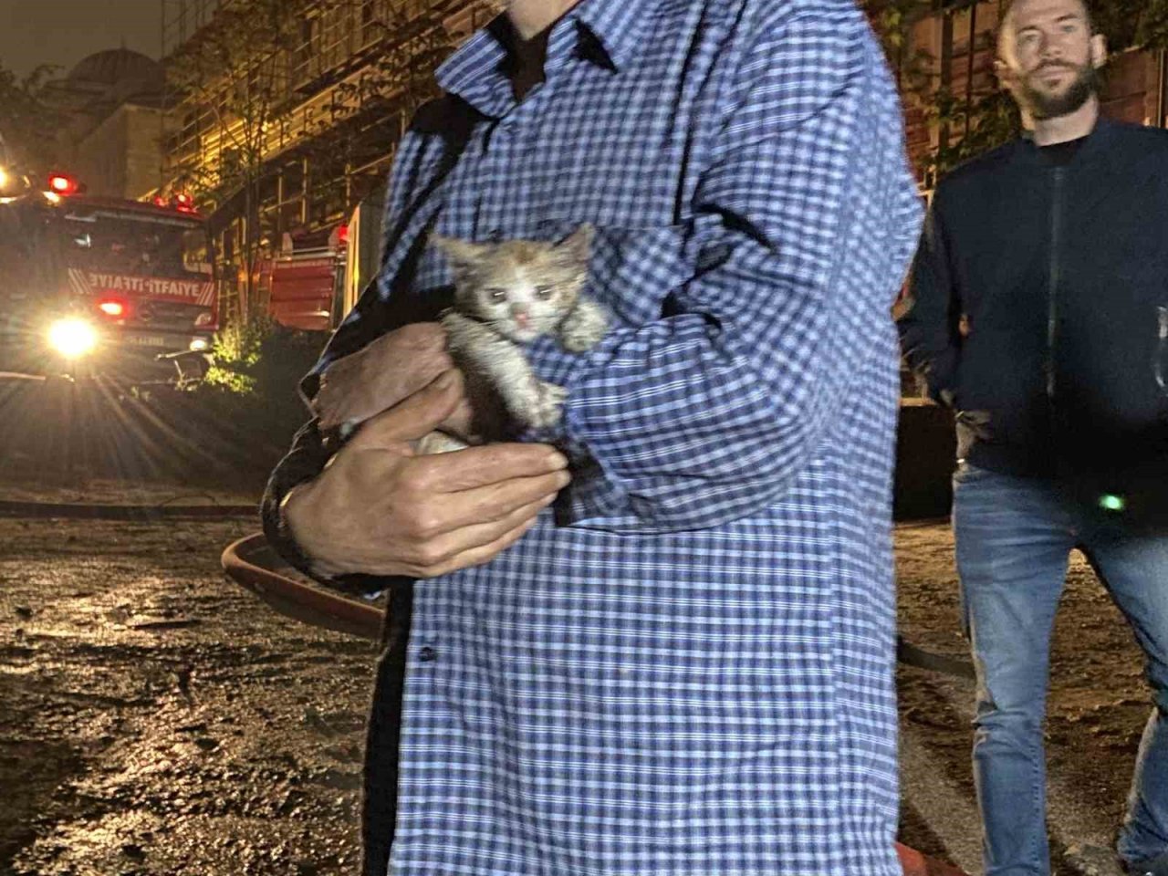 Fatih’te evsizlerin yaşadığı 2 katlı metruk binada yangın